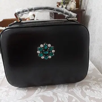 장식이 달린 블랙 숄더백