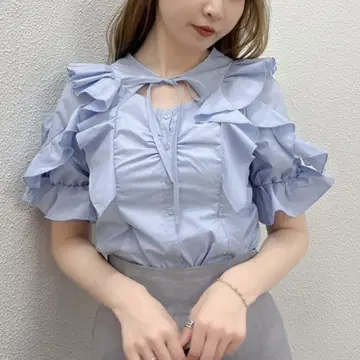 프릴 달린 라이트 블루 반팔 블라우스