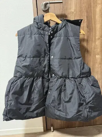 coca 후드 부착 블랙 다운 베스트