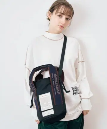 극장 프로덕츠 리사이클 보틀 자카드 테이프 실린더 숄더백