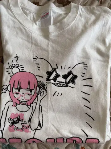 헝클어진 머리. 엄청 귀여운 T셔츠 (나오야 명명)