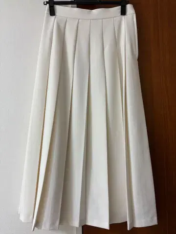 에네스베 플리츠 스커트
