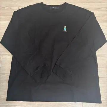 블랙 긴팔 T셔츠와 와이드 팬츠 세트