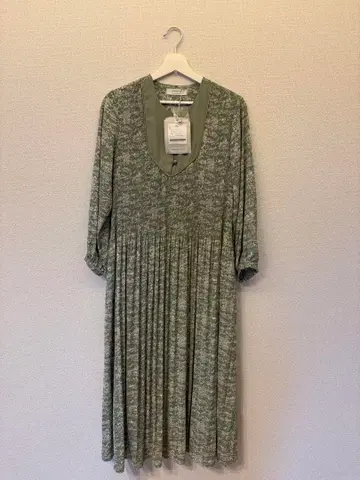 [새상품급] ACUTA 그린 패턴 제품 롱 원피스