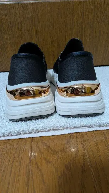 Skechers 슬립온 블랙/화이트