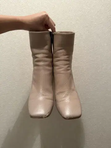 베이지 가죽 슬립온 부츠 하이힐