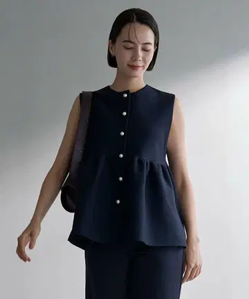 네이비 버튼 달린 페플럼 상의 베스트