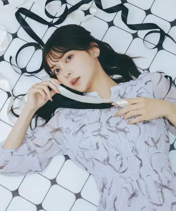 질 바이 질스튜어트 리본 프린트 플리츠 원피스 그레이