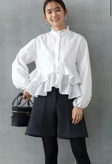 아메노치하레 티어드 헴 블라우스 화이트