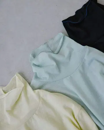 새상품 은은하게 비치는 코튼 혼방 터틀넥 티셔츠 블랙