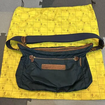 페리지 네이비 숄더백 지퍼 포켓 부착