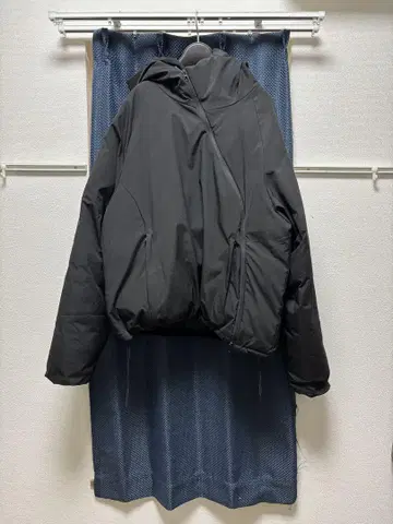후드 부착 다운 자켓 블랙