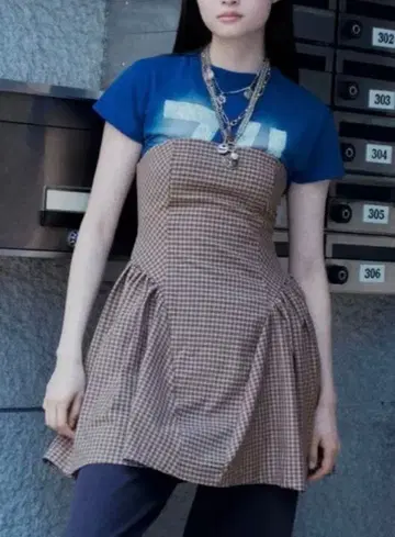 깅엄 체크 패턴 스트랩리스 숏 기장 원피스