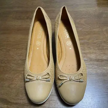 GEOX 베이지 메쉬 디자인 플랫슈즈