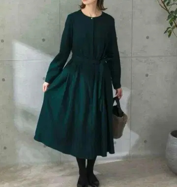 하자품 어반리서치 로쏘 A라인 턱 원피스 그린