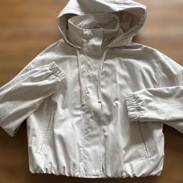 미사용 새상품 ZARA 후드 부착 베이지 점퍼 S