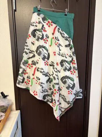 츠모리치사토 유니크한 비대칭 스커트