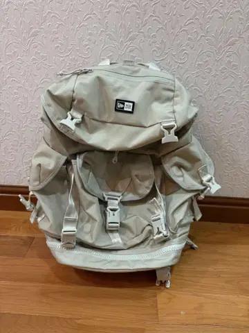 NEW ERA 베이지 백팩
