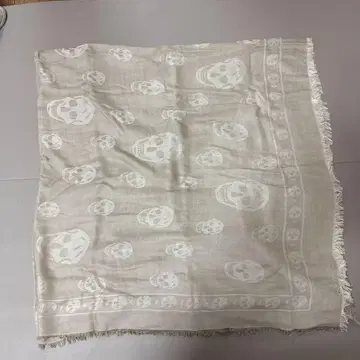 ALEXANDER McQUEEN 스컬 패턴 스카프