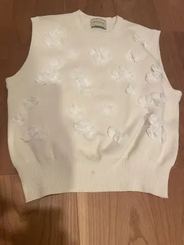 UNITED ARROWS 3D 플라워 모티브 슬리브리스 니트 베스트