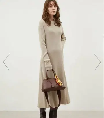 [ 주말 한정판 가격 인하 ] 베이지 니트 롱 슬리브 원피스