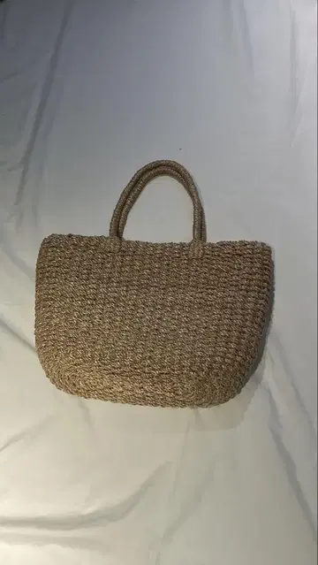 라피아 소재 베이지 토트백