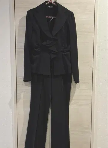 블랙 프릴 디자인 수트 셋업 (L 사이즈, 새상품급)