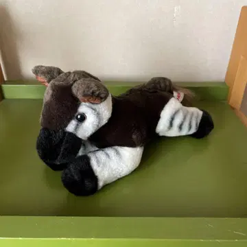 브라운과 화이트 말 봉제 인형