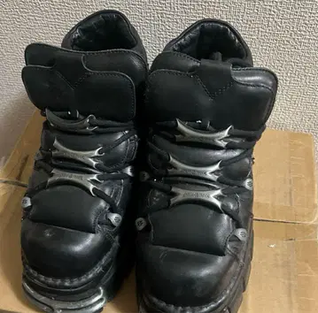 NEW ROCK 블랙 통굽 부츠