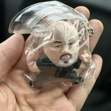 무토 케이지 작은 피규어 손을 앞으로 내민 포즈