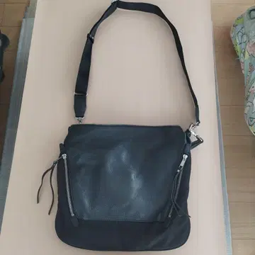 블랙 가죽 및 나일론 숄더백