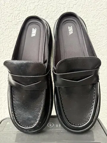 ZARA 블랙 로퍼 샌들
