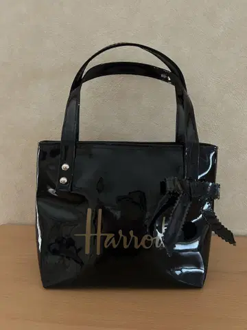 해롯 에나멜 백 블랙 리본