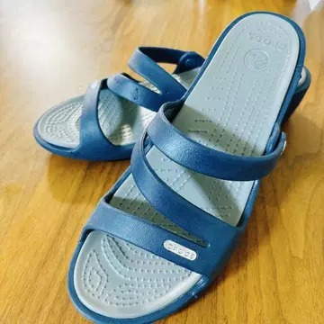 crocs 네이비 스트랩 샌들