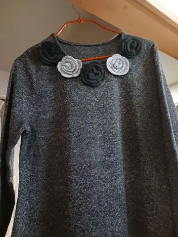 새상품급 꽃 모티브가 귀여운 니트 튜닉 L~XL 그레이 색상 계열