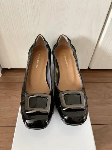 노이에 디퓨전 버클 포함 개더 펌프스 22cm 블랙 일본제