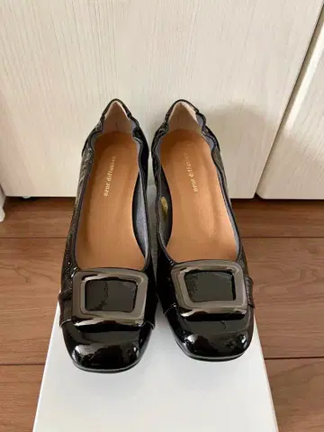 노이에 디퓨전 버클 포함 개더 펌프스 22cm 블랙 일본제