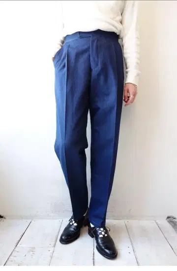 The CLASIK BACK BELT TROUSER 사이즈 46