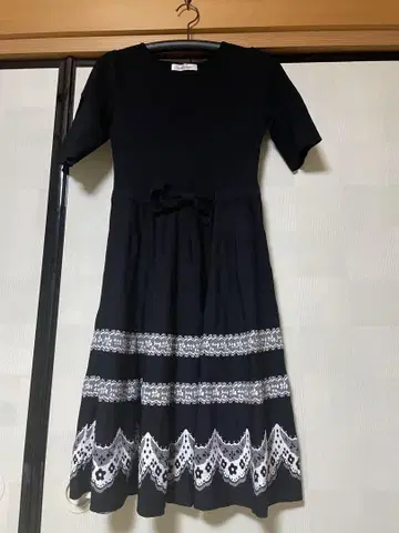 새상품급 미사용에 가까운 갤러리 비스콘티 블랙 니트 원피스 2