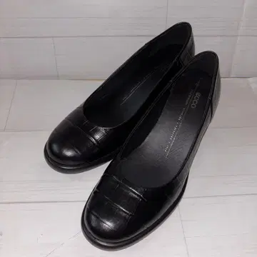 ECCO 스컬프티드 엘 펌프스