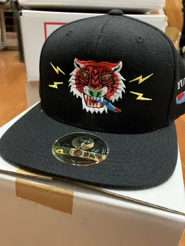 부틱 보라색 이빨 타이거 YURI tiger 자수 캡