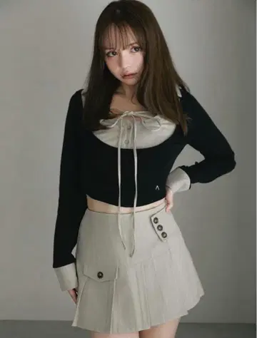 리본 포함 상의와 플리츠 스커트 셋업