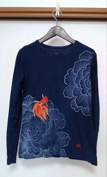 오스티아 재팬 금붕어 자수와 꽃무늬 프린트의 긴팔 T셔츠 사이즈 S