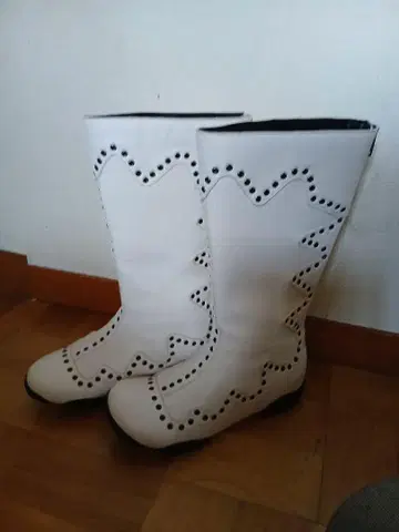 센소유니코 t,b 화이트 롱 부츠 스터드 장식 23.0cm