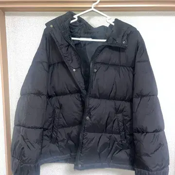 후드 부착 블랙 다운 자켓