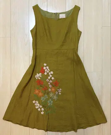 시빌라 Sybilla 꽃무늬 자수 슬리브리스 원피스