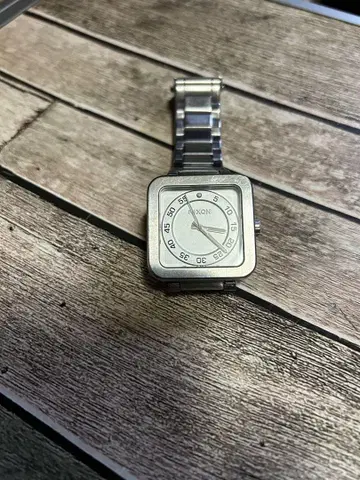 NIXON 실버 스퀘어 페이스 시계
