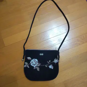 FREIER 자수 숄더백 블랙