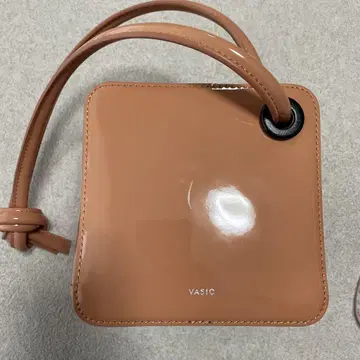 VASIC 베이지 스퀘어형 핸드백