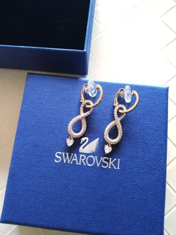 스와로브스키 새상품 인피니티 귀찌 Swarovski